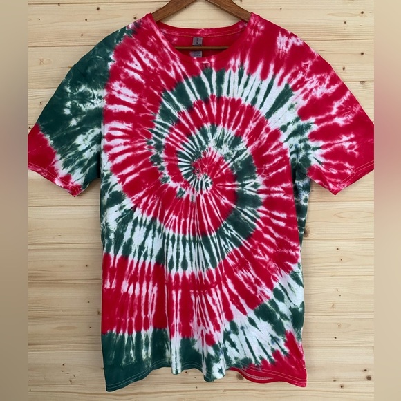 NEW GILDAN Soft Style Unisex XL Tie-Dye T-Shirt Red Green Spiral Holiday Festive - Picture 1 of 8